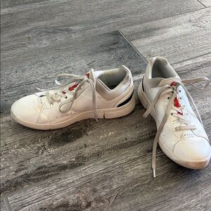 The Roger On Shoe women’s white size 9 leather